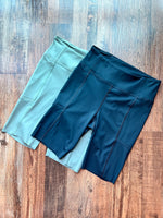 Load image into Gallery viewer, Speed Seamless 8’’ Pocket Shorts in Sage Green
