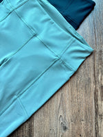 Load image into Gallery viewer, Speed Seamless 8’’ Pocket Shorts in Sage Green
